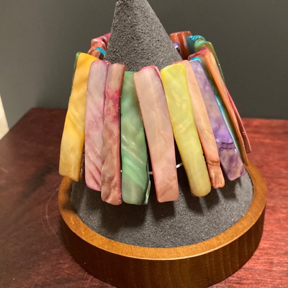 Multi-dyed shell stretch bracelet